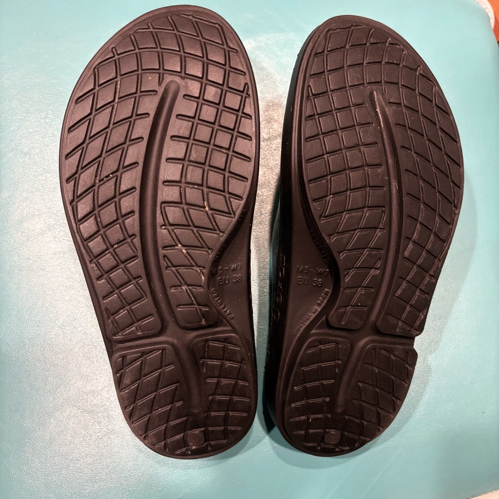 Like New Oofos OOaah Limited 80s Arcade Black Recovery Slide Sandals - Picture 6 of 6